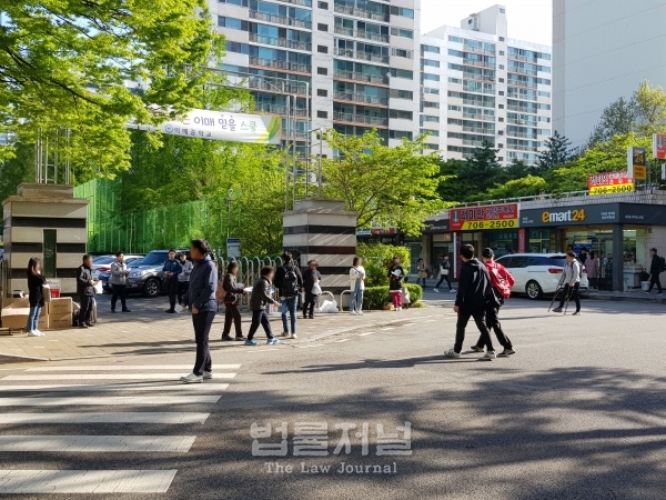 지난 4월 경찰공무원 필기시험을 치르기 위해 응시생들이 이매중학교 시험장에 들어서고 있다. / 법률저널 자료사진