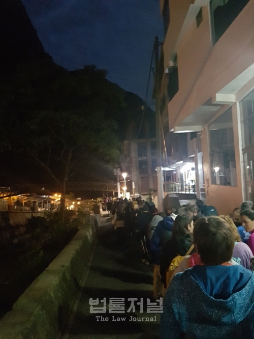 새벽에 마추픽추에 가는 버스를 기다리고 있는 관광객들의 긴 행렬