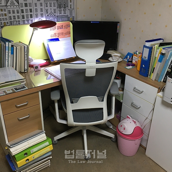 김지나 씨가 2019년부터 2020년까지 집에서 공부했던 공부방 모습.