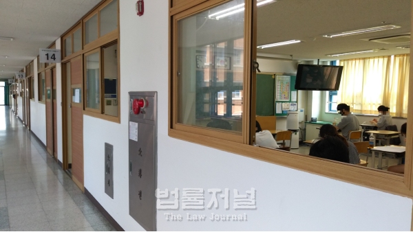 역대 최다 인원 13,955명이 출원한 2022학년도 법학전문대학원(로스쿨)이 내달 7월 25일 실시되는 가운데, 13일 법률저널 주관 전국모의고사에서 2,000명의 입학정원에 들기 위한 수험생들의 실력점검의 장이 펼쳐졌다. 사진은 이날 서울 성동공업고등학교 모의고사장의 모습