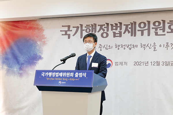 이강섭 법제처장(위), 홍정선 민간위원장(아래)
