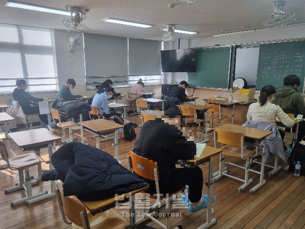 28일 법률저널이 주관한 ‘2023 PSAT 전국모의고사’ 제6회 모의고사가 서울, 부산, 대전, 대구, 광주 지역에서 일제히 치러진 가운데 응시생들은 언어논리영역에서의 높아진 난도에 당혹감을 드러냈다. / 이날 대전 버드내중학교 고사장 모습