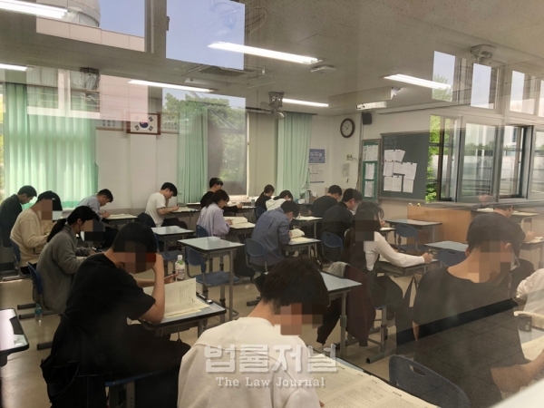 지난 23일 법률저널 제2회 GOAT-LEET 모의고사가 서울의 4개 시험장에서 시행된 가운데 한 시험장에서 응시한 수험생들이 문제 풀이에 집중하고 있다.