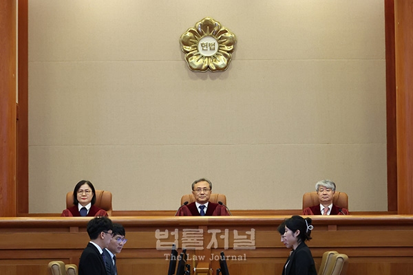 20일 오후 서울 종로구 헌법재판소 대심판정에서 헌법소원 심판이 열리고 있다. /연합