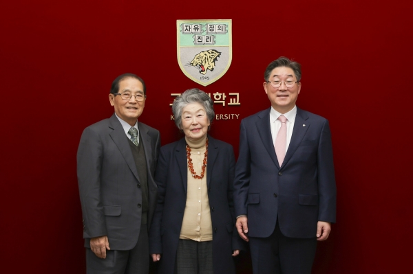 (왼쪽부터) 정기복, 허영숙 부부와 김동원 고려대 총장이 기념사진을 찍고 있다.  / 고려대
