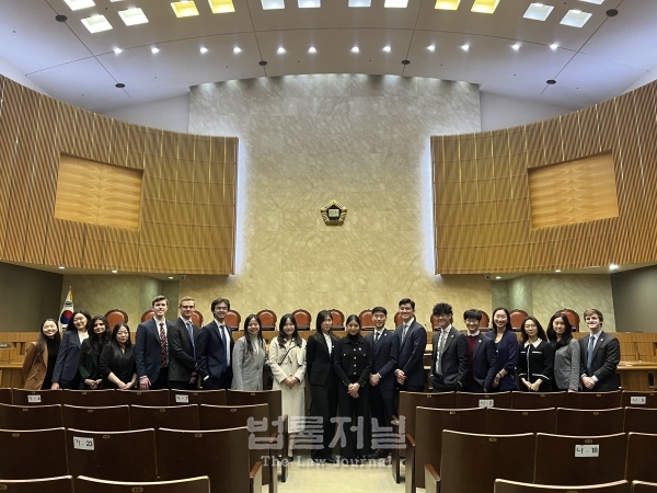 하버드 로스쿨 학생단체인 하버드 아시아법학회가 주관한 ‘Delegation Trip’에 참가한 20명의 학생들은 11일 대법원을 찾아 한국의 법체계와 역사에 대한 이해의 폭을 넓히는 시간을 가졌다.